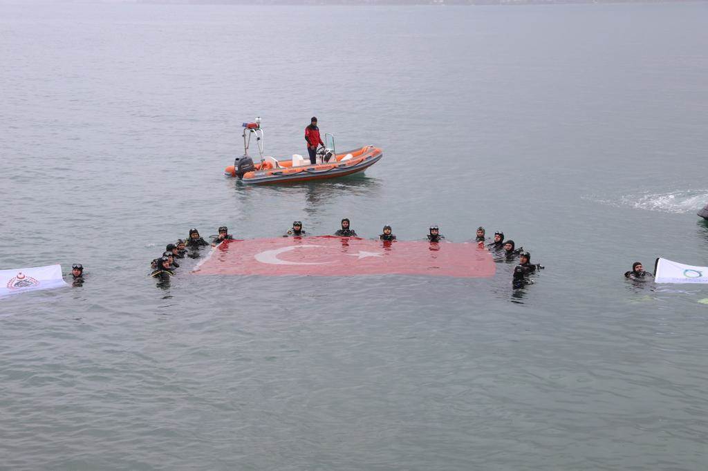 ORDU İTFAİYESİ’NDEN DENİZDE 19 MAYIS KUTLAMASI